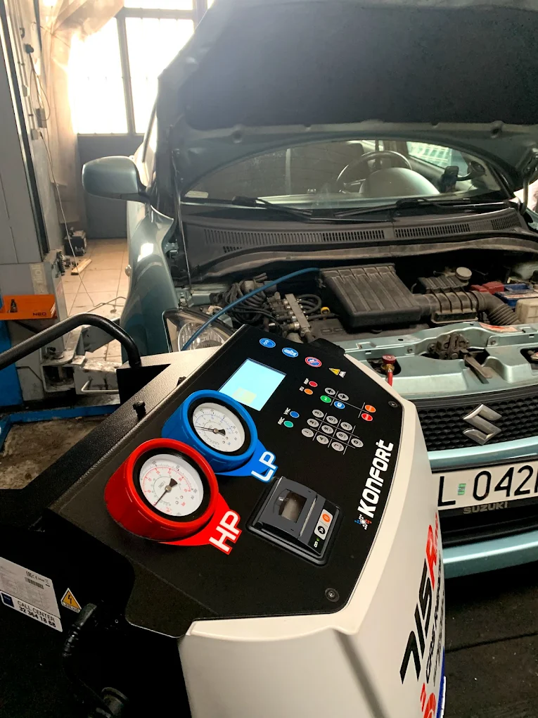 Warsztat samochodowy Geko Serwis Łódź – parking przed serwisem na Bałutach